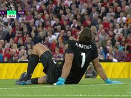 Alisson sai lesionado e Adrián estreia no Liverpool. Captura/DAZN