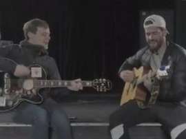 Alisson montre ses talents d'artiste avec un supporter. Capture/Liverpool