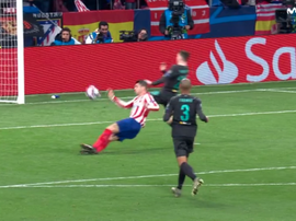 Morata recibió de Lodi... y se resbaló. Captura/Movistar