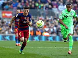 Álvaro Pereira pelea un balón con Munir en la derrota en el Camp Nou del equipo madrileño por 6-0. EFE