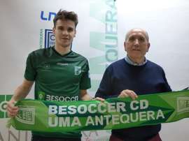 Quevedo firma con el el BeSoccer CD UMA Antequera. BeSoccerCDUMAAntequera