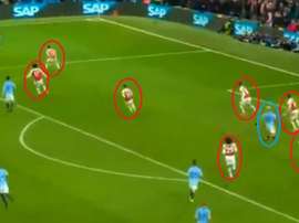 Au début de l'action, sept défenseurs d'Arsenal et seulement un homme pour le ballon. Movistar+
