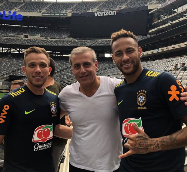 https://t.resfu.com/media/img_news/andre-cury-posa-con-arthur-y-neymar-en-una-concentracion-de-brasil--instagram-andrecurym.png