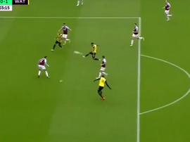 Andre Gray volleyed Watord ahead against Burnley. Captura
