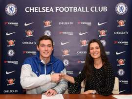 Christensen prorrogou a sua ligação aos 'blues'. Twitter/ChelseaFC