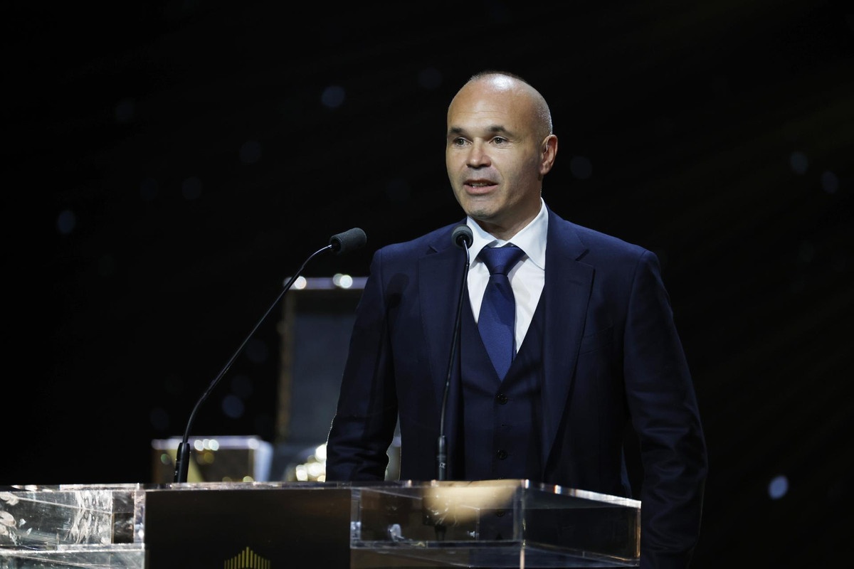 Iniesta quita peso a las palabras de Lamine: Vaciles para calentar el partido