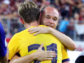 La passation de pouvoirs entre Iniesta et De Jong. Twitter/LaLiga