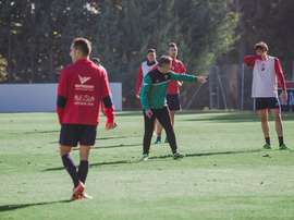 El técnico del Huesca no ha tenido reparos en echar al jugador de la sesión. SDHuesca