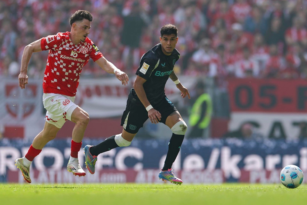 OFFICIAL: Arsenal seal €52m deal for Hincapie from Leverkusen