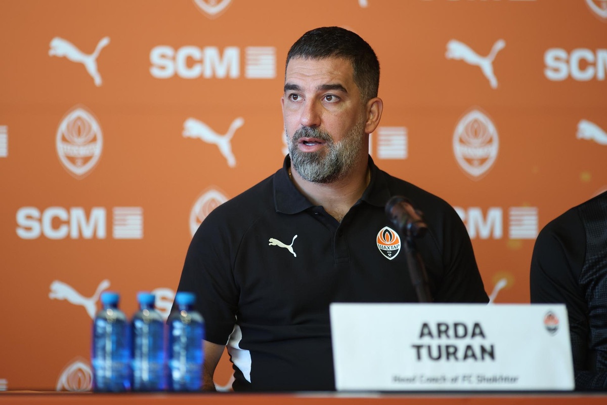 Arda Turan elogia Simeone, projeta futuro no Atlético e aposta na “geração dourada” da Turquia