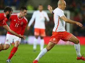 Arjen Robben deja atrás a dos rivales galeses en el último partido amistoso de Holanda. Twitter