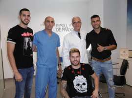 Armando y Pol posan con el Doctor Ripoll. ElcheCF