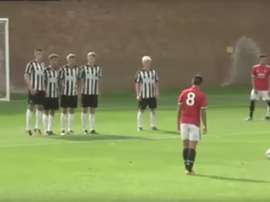 Puigmal convirtió un golazo de falta ante el Newcastle. Twitter/ManUtd