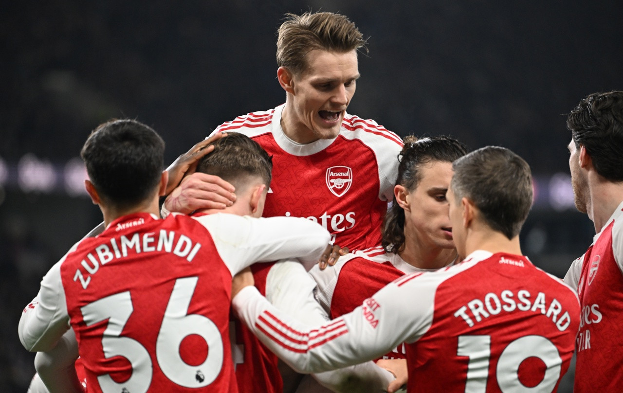 Gyokeres encerra jejum e presenteia Arsenal com liderança no Natal