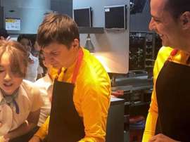 Arshavin repartió hamburguesas. Twitter/CarlosAlós