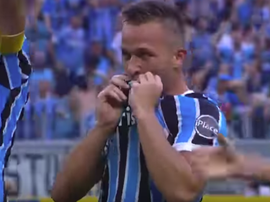 Arthur se besó el escudo. Captura