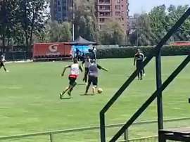 Il mediano del Barça, ex Juve, si allena con le giovanili del Colo Colo. Captura/ADN