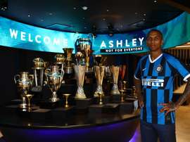 Ashley Young é o novo jogador da Inter. Twitter/Inter