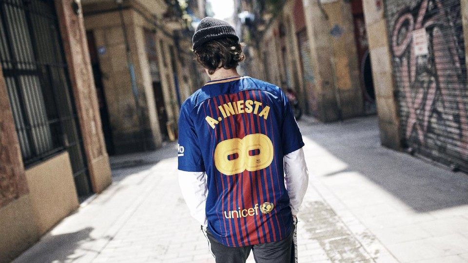 El Barça pone a la venta la camiseta 'infinita' de Iniesta - BeSoccer