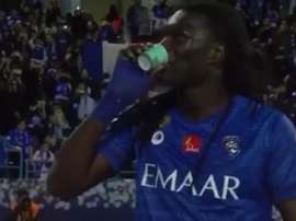 Bafé Gomis marque et boit un café. Capture/Twitter/AL-Hilal.