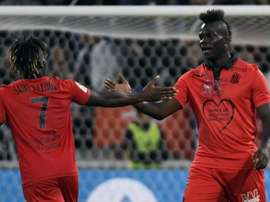 Balotelli, jogador do Nice, celebrando com Saint-Máximin um gol. AFP