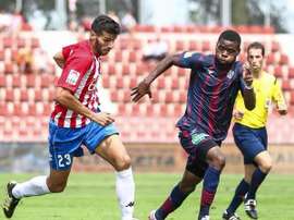 Bambock (d) vestirá la camiseta del Córdoba esta temporada. Twitter/Huesca