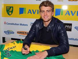 Bamford firma una camiseta del Norwich City. Twitter