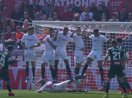 Banega se jette sous le mur, mais le ballon lui passe entre les jambes. Capture/Movistar