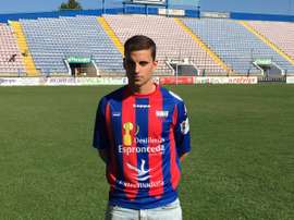 Barahona posa con la camiseta del Extremadura. EXTUD