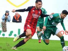 El Mirandés sufre ante un Coruxo desesperado con el arbitraje. CDMirandés