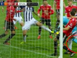 Barry pisa a De Gea para intentar que no atrape un balón. Twitter