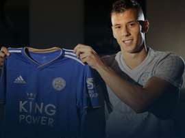 Benkovic posó orgulloso con su camiseta del Leicester. Leicester