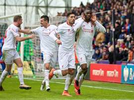 Benteke celebra el tanto de la victoria del Liverpool junto a sus compañeros. Twitter