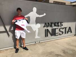 Bíttolo posa con la camiseta del Albacete. AlbaceteBPSAD