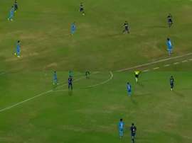 El césped no estaba en las mejores condiciones. Captura/TNTSports