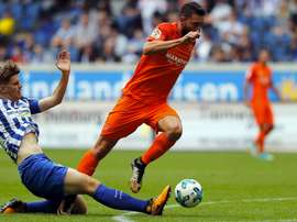 Borja Bastón pelea por un balón con un jugador del Hertha de Berlín. MalagaCF