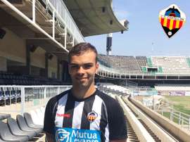 Borja Gómez posa con la camiseta del Castellón. CDCastellón