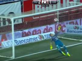 Impresionante parada del portero de los 'xolos'. Captura