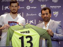 Boyko posa con Al Thani en su presentación. MálagaCF