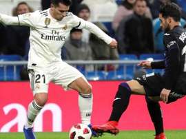 Brahim tenta acertar o coração de Zidane. EFE