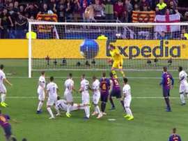 Brozovic evitó el gol de Suárez de falta. Captura/Movistar+