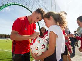 Buñuel firma autógrafos durante un entrenamiento de Osasuna. CAOsasuna