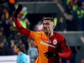 Burak Yilmaz podría tener su futuro en China. Twitter