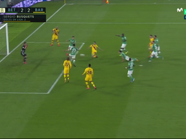 Busquets empatou nos acréscimos em meio a reclamção do Betis. Captura/MovistarLaLiga