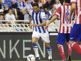 Cadamuro disputa con la Real Sociedad un partido ante el Atlético. Twitter