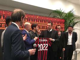 O jovem lateral vai prosseguir a carreira na 'casa' onde se formou. Twitter/ACMilan
