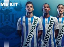 Le nouveau maillot d'Huddersfield avec son sponsor discret. HuddersfieldTown