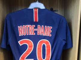 O PSG prestará homenagem à Catedral de Notre Dame. Twitter/LayvinKurzawa
