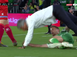 Canales se llevó por delante a Setién. Captura/Gol