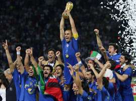 Cannavaro confessa que a taça acabou quebrando. AFP
